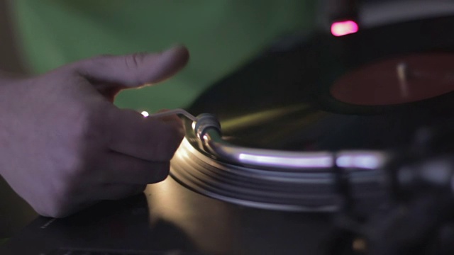 在酷酷的夜总会，DJ手演奏音乐。旋转的黑胶唱片,视频下载