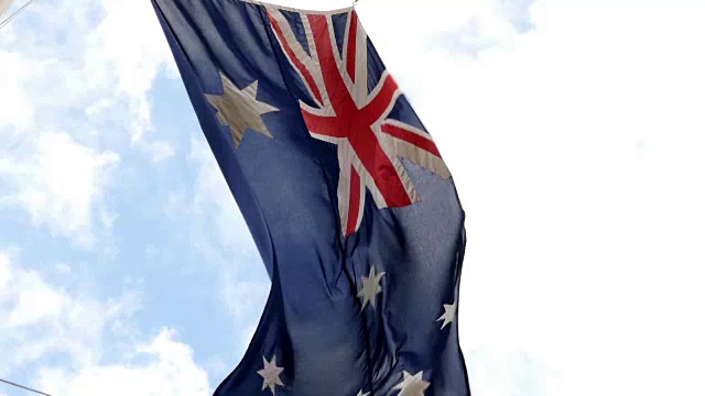 蓝天下飘扬的澳大利亚国旗视频素材