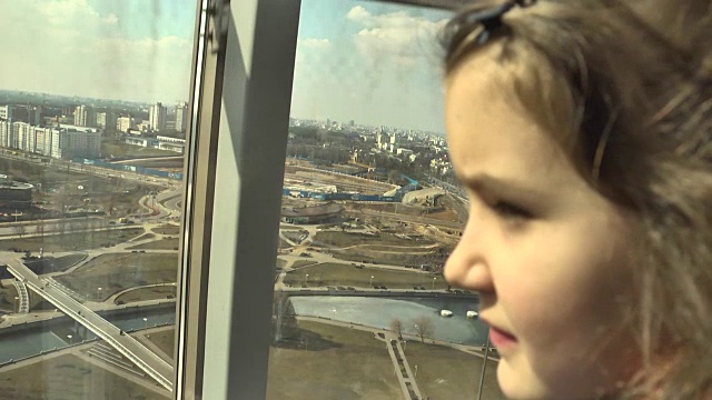 在明斯克白俄罗斯国家图书馆的玻璃电梯里长大的女孩。视频下载