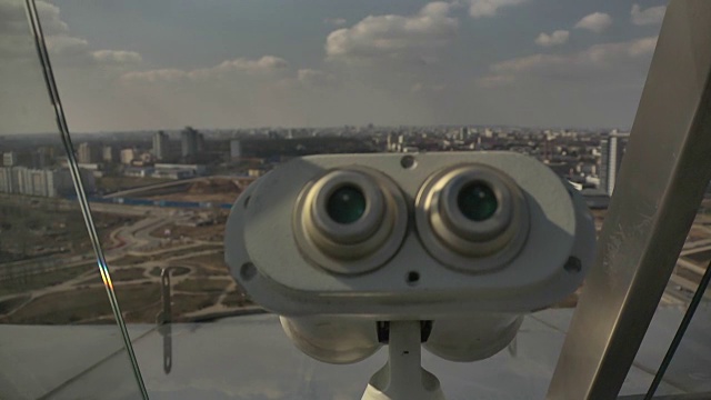 观景台的双筒望远镜。明斯克白俄罗斯国家图书馆观景台。视频下载