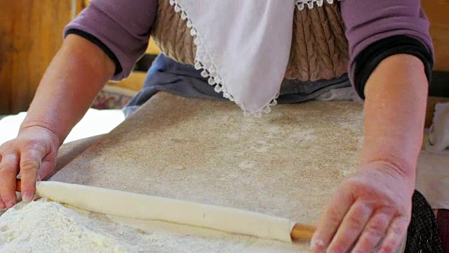 土耳其萨弗兰博鲁，一名准备传统食物的妇女视频下载