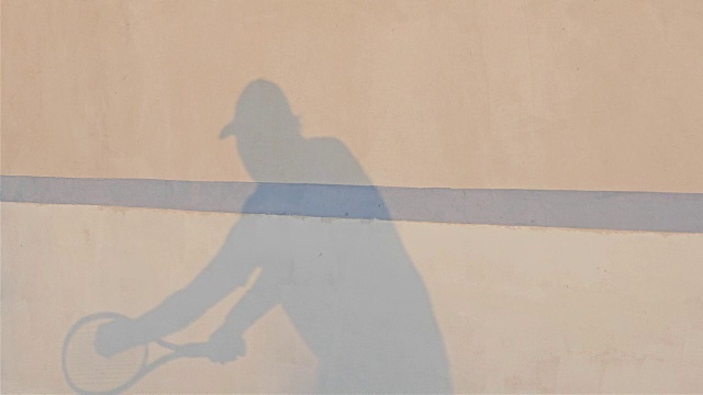 网球运动员发球的影子视频素材