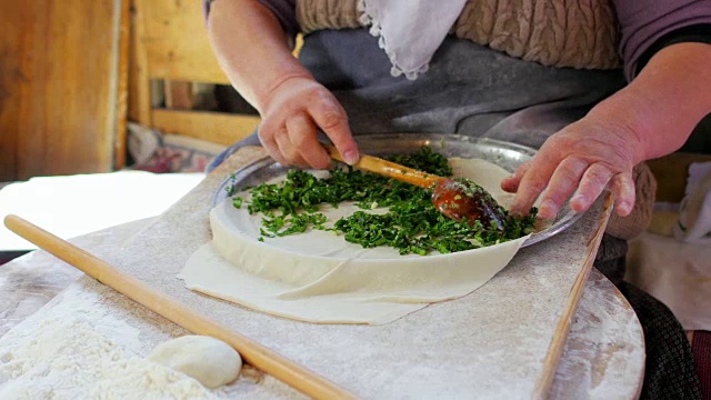 土耳其萨弗兰博鲁，一名准备传统食物的妇女视频下载