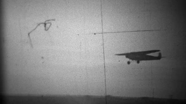 1934年:螺旋桨飞机降落在原始机场跑道上。视频素材