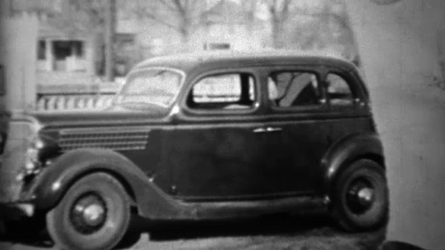 1934年:新普利茅斯汽车停在郊区住宅车道上。视频素材