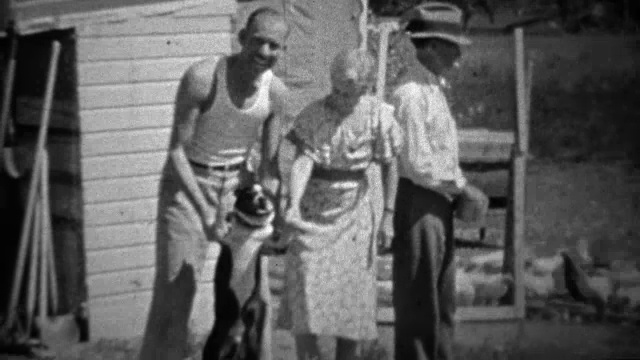 1934年:一家人在玩狗，人在喂鸡。视频下载