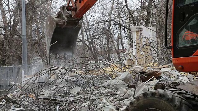 挖掘机机械正在拆除旧房子。莫斯科,俄罗斯视频素材