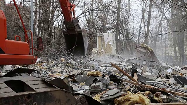 挖掘机机械正在拆除旧房子。莫斯科,俄罗斯视频素材