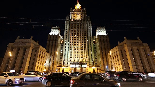 俄罗斯联邦外交部和夜间交通，斯摩棱斯克广场，莫斯科，俄罗斯视频下载