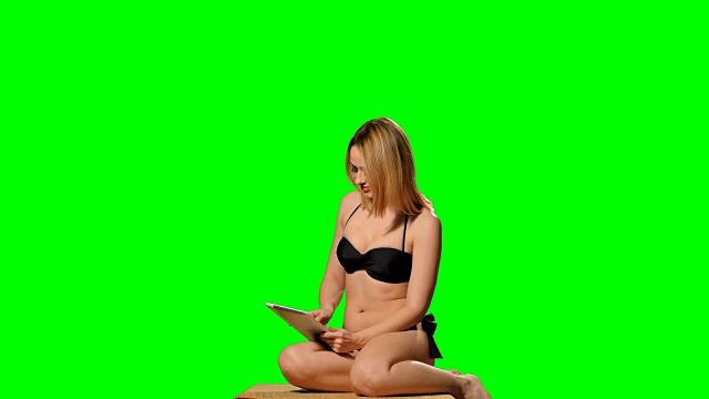 金发女孩使用平板电脑(alpha频道)视频素材