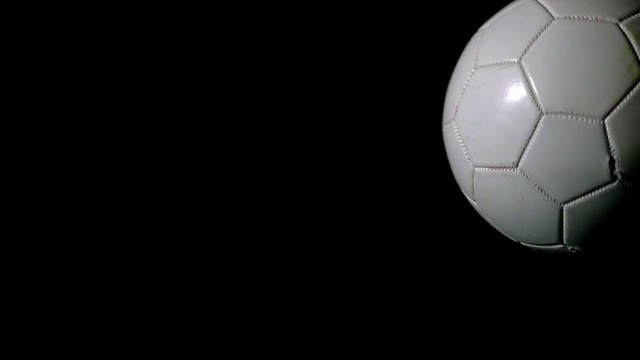 足球在黑色背景中移动视频素材