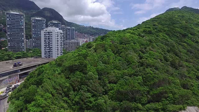 乘坐Rocinha favela无人机在巴西里约热内卢大都会地区飞行视频下载