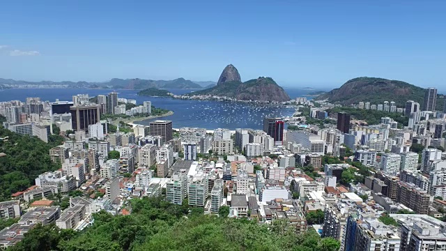 一架无人机在里约热内卢上空拍摄，俯瞰城市周围的山脉和payas视频下载