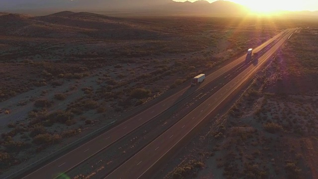 图片:夏日日落时分，汽车和半卡车在繁忙的高速公路上行驶视频素材
