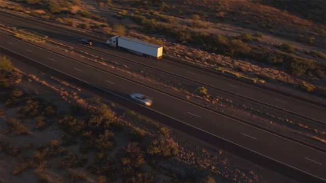 图片:夏日日落时分，汽车和半卡车在繁忙的高速公路上行驶视频素材