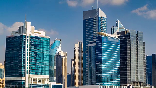 美丽的天际线迪拜的商业湾与摩天大楼在白天的时间推移视频素材