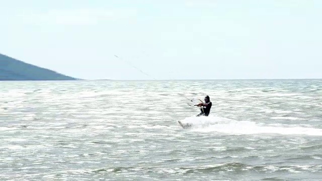 Akyaka，土耳其，风筝冲浪者风筝冲浪在海上视频下载