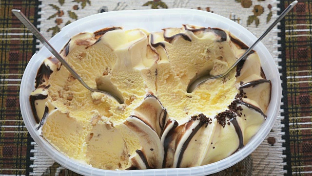 美味的黄色冰淇淋从容器中取出视频素材