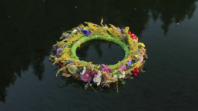 漂浮在水面上的草和花的花环。民族装饰。斯拉夫的传统。Ivana Kupala pegan假日视频下载
