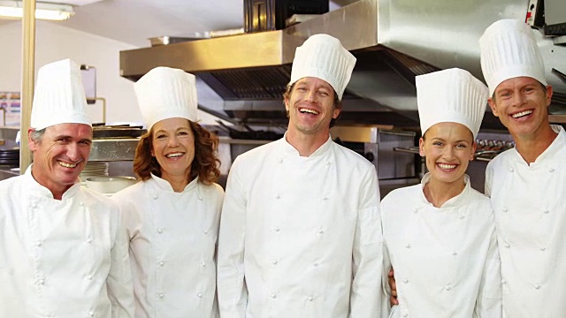 一群厨师摆姿势，微笑着视频素材