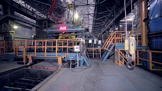现代工业工厂的机器人装配流水线视频下载