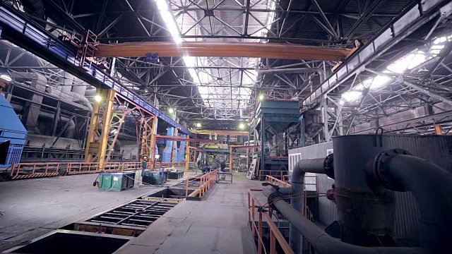 重型工业工厂的自动化机器人焊接生产线视频素材