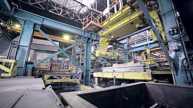 重型工业工厂的自动化机器人焊接生产线视频下载