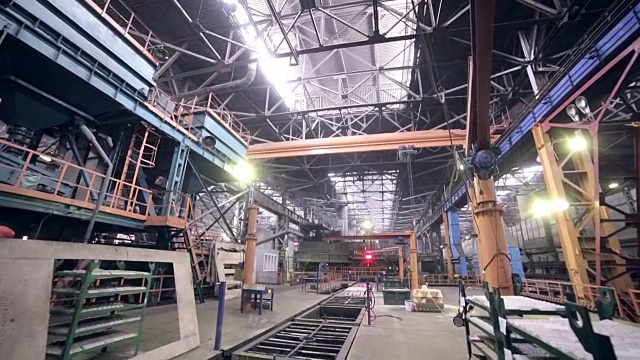 重型工业工厂的自动化机器人焊接生产线视频素材