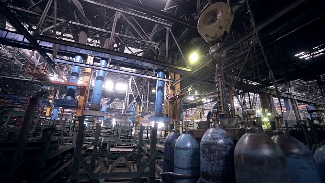 现代工业工厂的机器人装配流水线视频下载