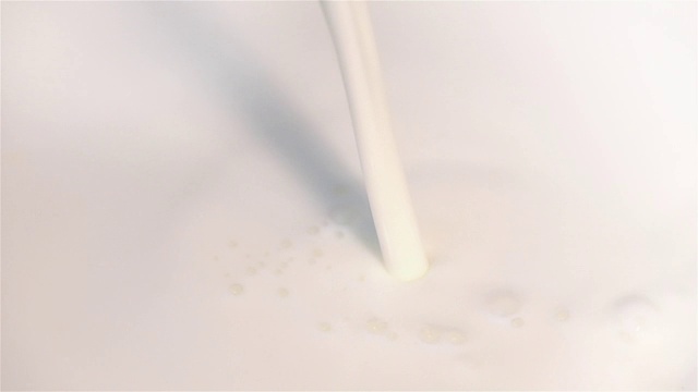 两个倒牛奶的慢动作视频视频素材