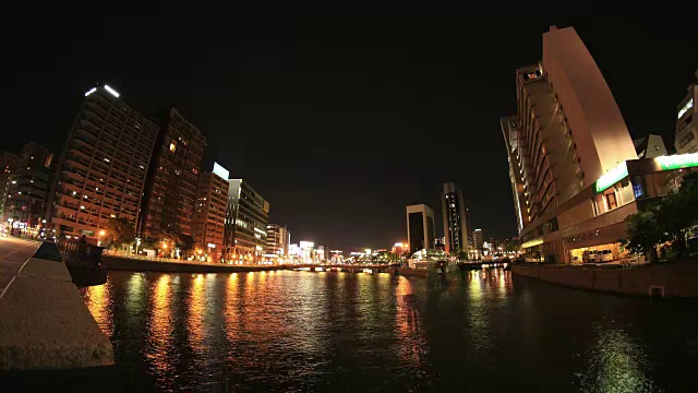 河滨与城市光反射的夜晚时间视频素材