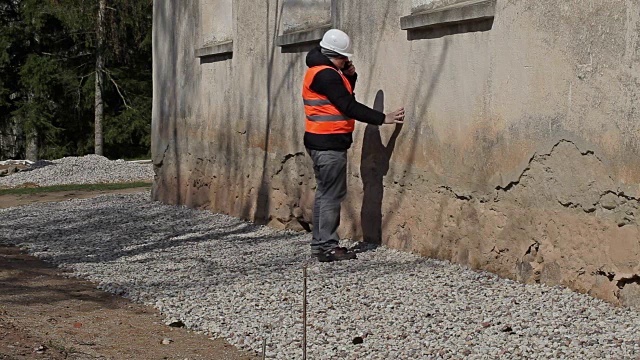 建筑检查员检查旧墙视频素材