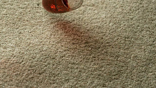 一杯红酒洒在地毯上视频下载