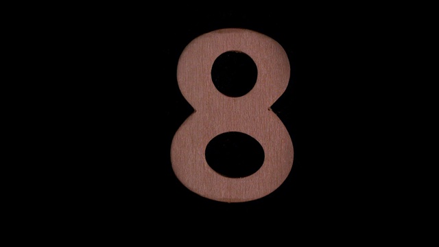 数字8在黑色背景上上升视频下载