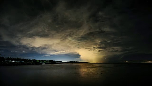 时间流逝:泰国海岸有雷暴强云和闪电视频素材