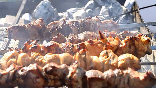 多汁的烤肉串是用烤肉串煎的视频素材