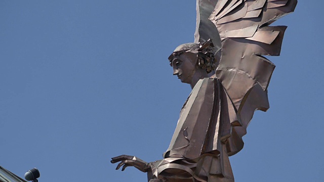 现代铜天使雕像视频素材