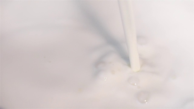 两个倒牛奶的慢动作视频视频素材