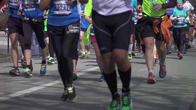 两个马拉松运动员的慢动作视频视频素材
