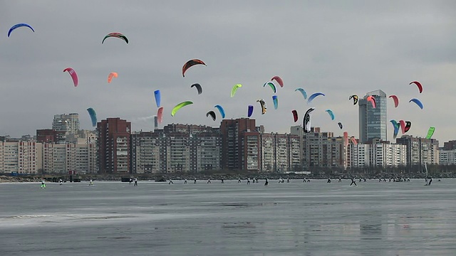 城市上空的风筝视频素材