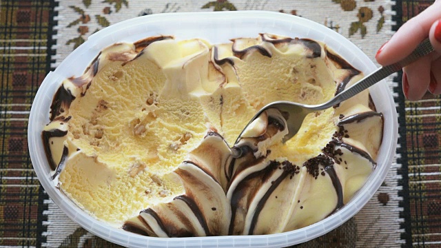 美味的黄色冰淇淋从容器中取出视频素材