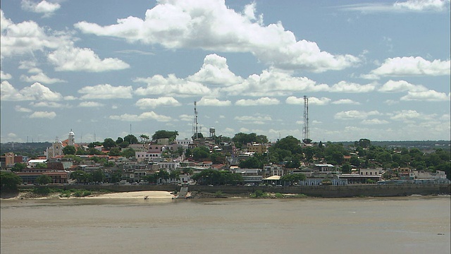 委内瑞拉奥里诺科河对岸的玻利瓦尔城视频下载