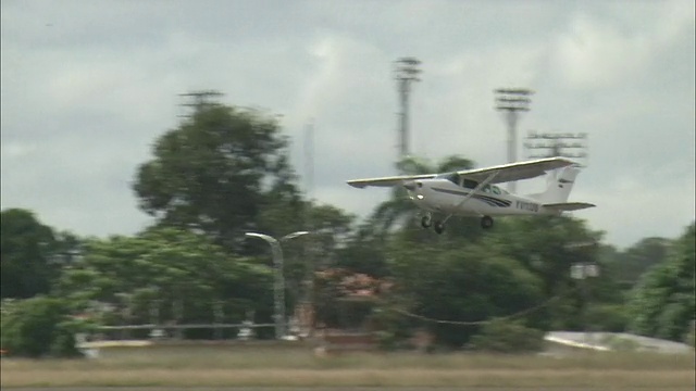 委内瑞拉玻利瓦尔市一架飞机起飞视频下载