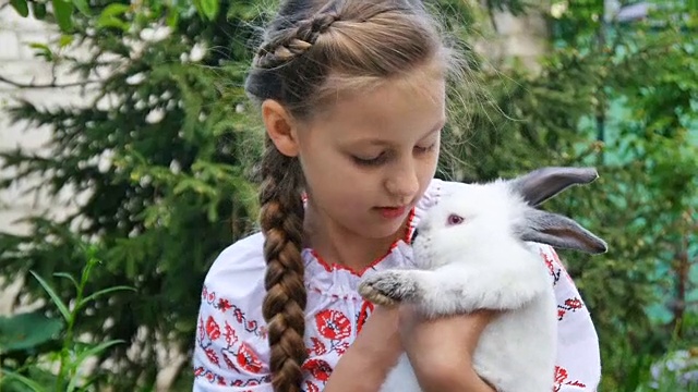 小女孩抱着小白兔视频素材