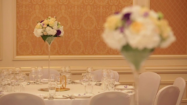 豪华的婚礼餐桌装饰着玫瑰花视频下载