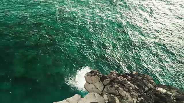 鸟瞰图悬崖跳进海洋视频下载