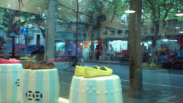 中国高档鞋店对面是当地的低端餐馆视频下载