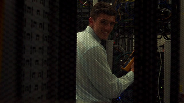 技术员在服务器上使用数字电缆分析仪视频素材