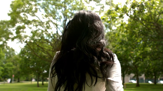 无忧无虑的黑发女子在公园里跑步视频下载