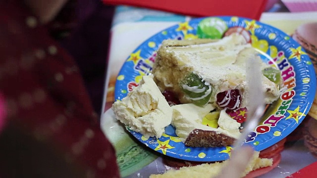 女孩吃生日蛋糕的特写视频下载